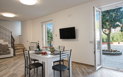 Clementine Country House: Bord, Møbel, Ejendom, Stol, Træ, Indretning, Plante, Gulvbelægning, Etage