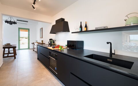 Cavial: Cabinetry, Countertop, Håndvask, Køkkenvask, Tap, Køkken, Belysning, Indretning, Træ, Husholdningsapparat