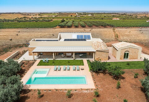 Cavial: Plante, Himmel, Ejendom, Bygning, Vindue, Svømmepøl, Land Lot, Hus, Træ, Rektangel