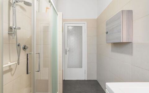 Romina Apartment, Florence, Campo Marte: Badeværelse, Gulvbelægning, Væg, Sanitærarmatur, Etage, Indretning, Toilet, Badeværelsesvask, Vvs, Håndvask