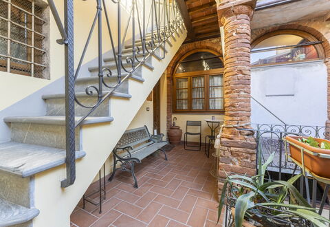 Lounge Flat Camaiore, Wifi, Versilia Coast: Ejendom, Møbel, Vindue, Bygning, Træ, Indretning, Stol, Trappe, Etage, Couch