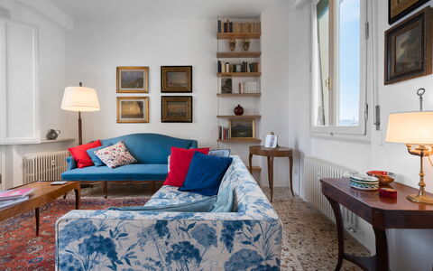 Orto Botanico Apartment With Terrace And Dome View: Billedramme, Bord, Møbel, Ejendom, Azure, Komfort, Indretning, Træ, Vindue, Couch