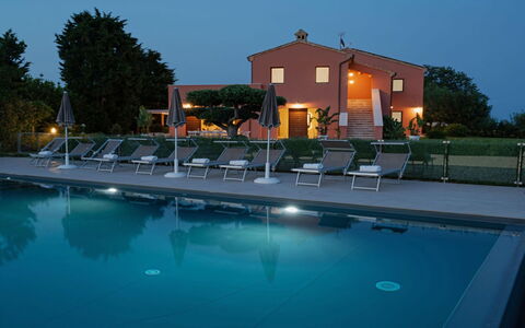 Relais Tenuta Santori: Vand, Himmel, Ejendom, Bygning, Møbel, Svømmepøl, Stol, Lys, Træ, Azure