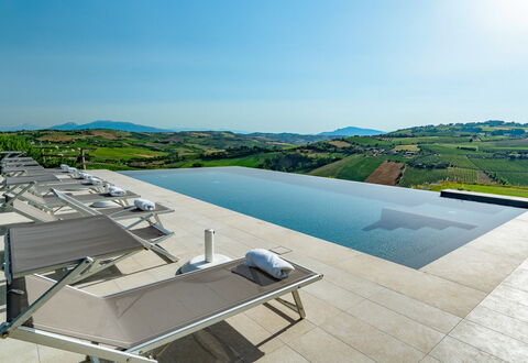 Relais Tenuta Santori: Himmel, Bygning, Vand, Udendørs Møbler, Urban Design, Ejerlejlighed, Træ, Boligområde, Landskab, Svømmepøl