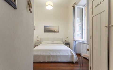 Casa con Accesso Privato al Mare, Parcheggio, Bogl: Væg, Indretning, Træ, Møbel, Etage, Gulvbelægning, Soveværelse, Seng, Værelse, Belysning