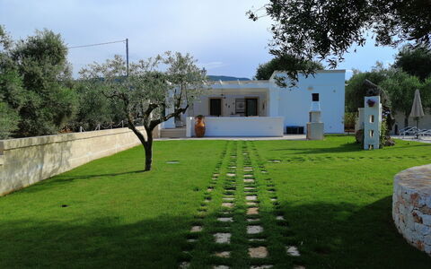 Villa Adriatica Near Ostuni Puglia: Himmel, Plante, Ejendom, Træ, Sky, Land Lot, Græs, Busk, Græsfamilien, Landskab