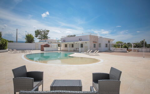 Villa Azzurra Seaview In Monopoli, Puglia: Vand, Himmel, Sky, Ejendom, Bygning, Svømmepøl, Skygge, Træ, Udendørs Møbler, Fritid