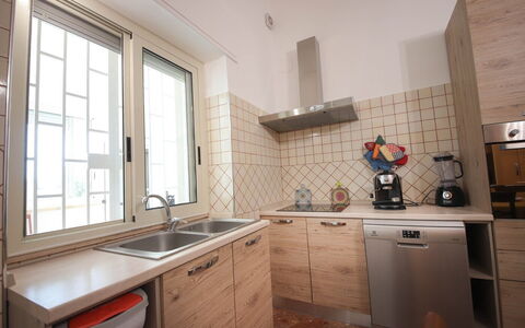 Villa Azzurra Seaview In Monopoli, Puglia: Køkkenvask, Cabinetry, Håndvask, Ejendom, Tap, Countertop, Vindue, Køkken, Bygning, Sanitærarmatur