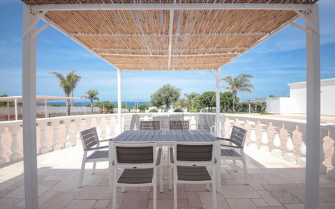 Villa Azzurra Seaview In Monopoli, Puglia: Himmel, Møbel, Ejendom, Bord, Stol, Skygge, Udendørs Møbler, Indretning, Træ, Træ