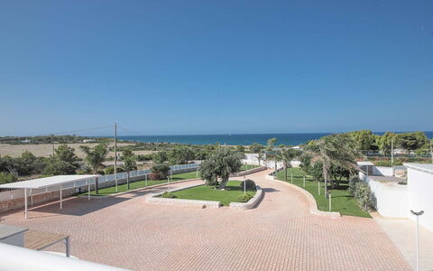 Villa Azzurra Seaview In Monopoli, Puglia: Himmel, Plante, Urban Design, Land Lot, Boligområde, Vejbelægning, Skygge, Horisont, Landskab, Ejendom
