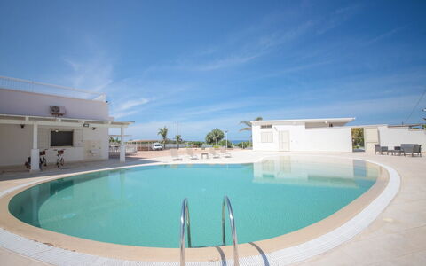 Villa Azzurra Seaview In Monopoli, Puglia: Vand, Himmel, Ejendom, Svømmepøl, Azure, Bygning, Skygge, Krop Af Vand, Fritid, Aqua