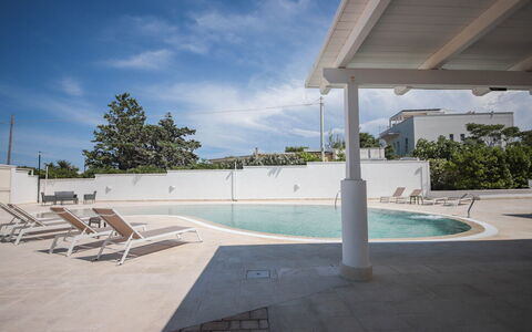 Villa Azzurra Seaview In Monopoli, Puglia: Vand, Himmel, Sky, Plante, Svømmepøl, Træ, Skygge, Fritid, Kompositmateriale, Landskab