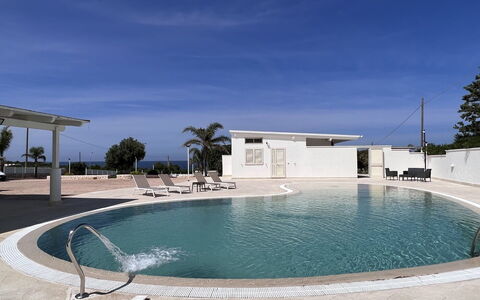 Villa Azzurra Seaview In Monopoli, Puglia: Vand, Himmel, Svømmepøl, Bygning, Krop Af Vand, Træ, Fritid, Kompositmateriale, Ejendom, Ferieby