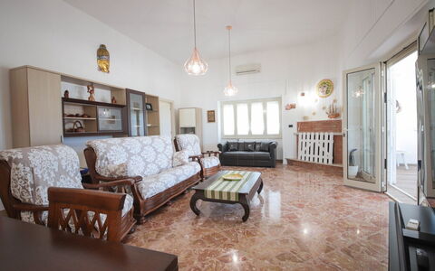 Villa Azzurra Seaview In Monopoli, Puglia: Couch, Billedramme, Møbel, Ejendom, Bord, Bygning, Indretning, Træ, Stue, Hus