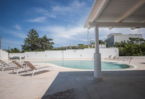Villa Azzurra Seaview In Monopoli, Puglia: Vand, Himmel, Sky, Plante, Svømmepøl, Træ, Skygge, Fritid, Kompositmateriale, Landskab