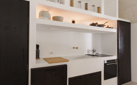 Villa Jolie: Køkken, Indretning, Countertop, Gulvbelægning, Cabinetry, Loft, Møbel, Belysning, Etage, Værelse