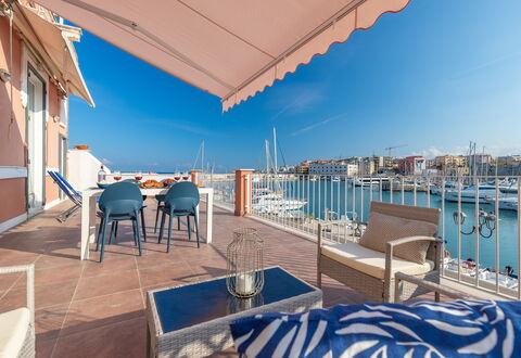 Sospiri Sul Mare: Himmel, Vand, Ejendom, Bygning, Blå, Azure, Skygge, Udendørs Møbler, Bord, Svømmepøl