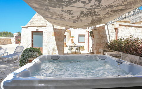 Country Trullo Rosso With Jacuzzi Alberobello: Vand, Plante, Ejendom, Blå, Azure, Bygning, Badekar, Arkitektur, Indretning