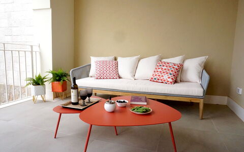 Apartments In Villa Selva, Locorotondo, Puglia: Bord, Møbel, Couch, Plante, Komfort, Træ, Rektangel, Pude, Indretning, Stue
