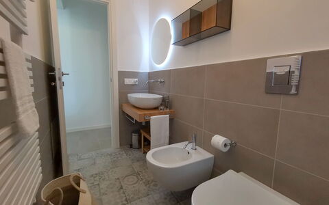 Apartments In Villa Selva, Locorotondo, Puglia: Tap, Badeværelsesvask, Ejendom, Håndvask, Sanitærarmatur, Bygning, Badeværelse, Spejl, Indretning, Purple