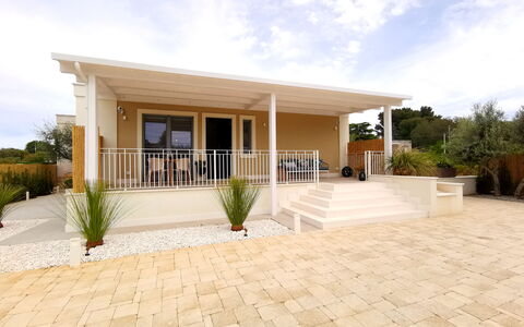 Apartments In Villa Selva, Locorotondo, Puglia: Plante, Sky, Himmel, Ejendom, Bygning, Hus, Land Lot, Skygge, Dør, Træ