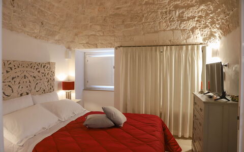 Country Trullo Verde, Wifi, Alberobello: Møbel, Ejendom, Bygning, Komfort, Belysning, Træ, Textile, Indretning, Bed Frame, Cabinetry