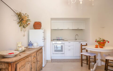Country Trullo Verde, Wifi, Alberobello: Cabinetry, Møbel, Ejendom, Countertop, Skuffe, Orange, Indretning, Træ, Håndvask, Bygning