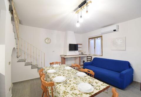 Casa Rosada With Outdoor In Budoni: Bord, Ejendom, Møbel, Billedramme, Couch, Træ, Indretning, Stol, Belysning, Arkitektur