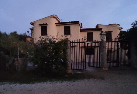 Appartamento Tavernella In Budoni: Plante, Himmel, Ejendom, Bygning, Vindue, Sky, Land Lot, Hus, Træ, Landskab