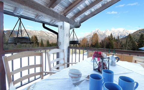 Baita Mountain View Pale San Martino: Himmel, Ejendom, Bordservice, Bord, Træ, Veranda, Sky, Skygge, Fritid, Hegn