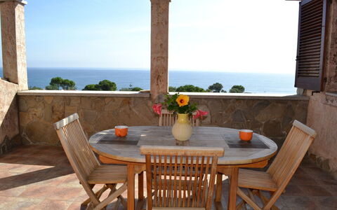 Villino Trilocale Apartments Seaside: Møbel, Udendørs Møbler, Bord, Træ, Stol, Udendørs Bord, Etage, Køkken & Spisebord, Kaffebord, Hav