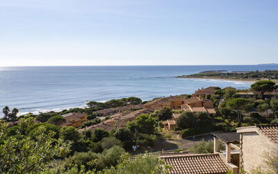 Villetta Seaside Sardegna: Himmel, Blå, Vand, Horisont, Kyst, Sommer, Hav, Boligområde, Coastal Og Oceaniske Landskabsformer, Landskab