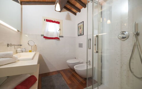 Villa Elena: Gulvbelægning, Væg, Indretning, Etage, Sanitærarmatur, Badeværelse, Loft, Håndvask, Hjem, Værelse