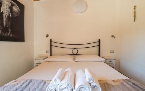 Doxina: Etage, Hjem, Dør, Lejlighed, Loft, Altan, Bed Frame, Seng, Bejdse, Hotel
