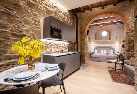 Maccari Suite: Indretning, Møbel, Gulvbelægning, Stue, Loft, Stenmur, Couch, Stol, Lysarmatur