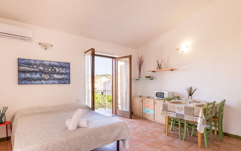 Casa Pavoncelle Apartments In Gallura: Væg, Lejlighed, Hjem, Altan, Stol, Stueplante, Veranda, Hotel, Udendørs Møbler, Villa