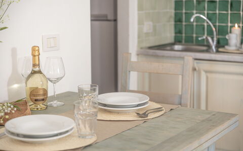 Casa D'orso Green Village Sardegna: Møbel, Bordservice, Tallerkner, Bord, Tap, Håndvask, Cabinetry, Træ, Indretning, Drinkware