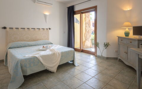 Casa D'orso Green Village Sardegna: Møbel, Ejendom, Cabinetry, Komfort, Bord, Træ, Indretning, Belysning, Gulvbelægning, Bygning