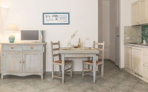 Casa D'orso Green Village Sardegna: Bord, Cabinetry, Møbel, Ejendom, Bygning, Skrivebord, Skuffe, Stol, Belysning, Computer Desk