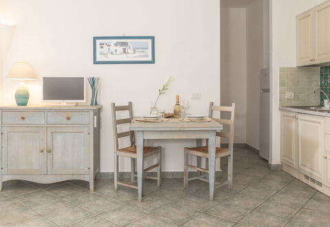 Casa D'orso Green Village Sardegna: Bord, Cabinetry, Møbel, Ejendom, Bygning, Skrivebord, Skuffe, Stol, Belysning, Computer Desk