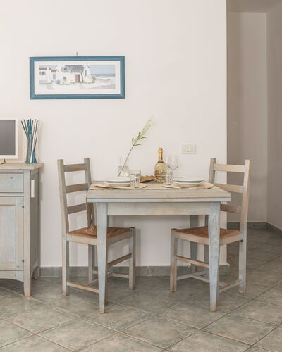Casa D'orso Green Village Sardegna: Bord, Cabinetry, Møbel, Ejendom, Bygning, Skrivebord, Skuffe, Stol, Belysning, Computer Desk