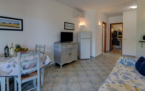 Casa Faro Green Village Sardegna: Cabinetry, Møbel, Billedramme, Television, Blå, Bygning, Azure, Træ, Skuffe, Window Blind