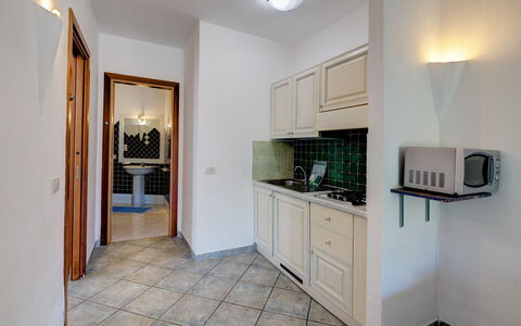 Casa Faro Green Village Sardegna: Cabinetry, Ejendom, Møbel, Countertop, Bygning, Belysning, Træ, Stueplante, Skuffe, Indretning