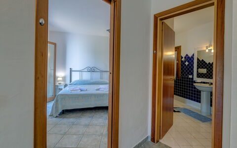 Casa Faro Green Village Sardegna: Bygning, Møbel, Komfort, Azure, Bed Frame, Spejl, Træ, Seng, Etage, Hårdttræ