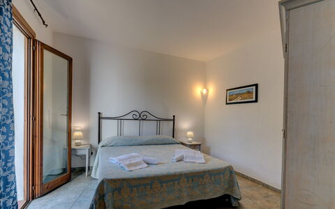 Casa Faro Green Village Sardegna: Møbel, Bygning, Komfort, Azure, Blå, Træ, Textile, Seng, Bed Frame