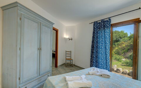 Casa Faro Green Village Sardegna: Ejendom, Azure, Træ, Belysning, Indretning, Etage, Dør, Gulvbelægning, Skygge