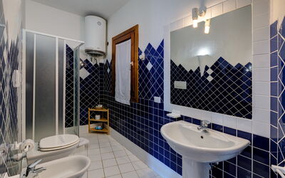 Casa Faro 2 Green Village Sardegna: Tap, Spejl, Sanitærarmatur, Håndvask, Ejendom, Badeværelsesvask, Badeværelse, Purple, Belysning, Indretning