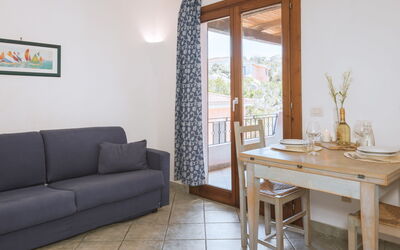 Casa Caletta: Bord, Møbel, Couch, Vindue, Træ, Bygning, Arkitektur, Komfort, Indretning, Stue