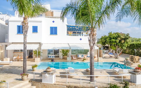 Villa Solemare: Blå, Svømmepøl, Udendørs Møbler, Paraply, Udvej, Stol, Skygge, Liggestol, Estate, Hotel