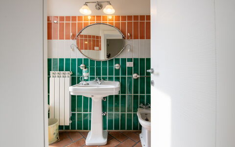 Villa Solemare: Indretning, Sanitærarmatur, Vvs, Tap, Badeværelsesvask, Flise, Badeværelse, Lysarmatur, Håndvask, Maling